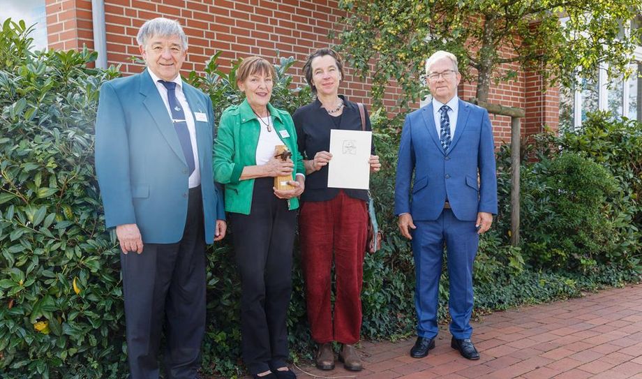 Reinhard Lindenberg (Laudator), Ada K. Leddin (1. Vorsitzende), Britta Keese (2. Vorsitzende), Jan Draack (Sponsor, Fa. Mode Steffen Bremervörde).