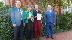 Reinhard Lindenberg (Laudator), Ada K. Leddin (1. Vorsitzende), Britta Keese (2. Vorsitzende), Jan Draack (Sponsor, Fa. Mode Steffen Bremervörde).