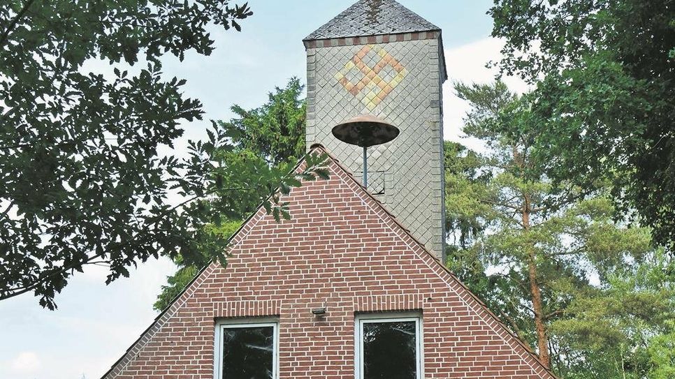 Das Hakenkreuz am Turm des ehemaligen Feuerwehrhauses vor der Malaktion der Ortsbürgermeisterin