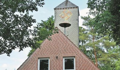 Das Hakenkreuz am Turm des ehemaligen Feuerwehrhauses vor der Malaktion der Ortsbürgermeisterin