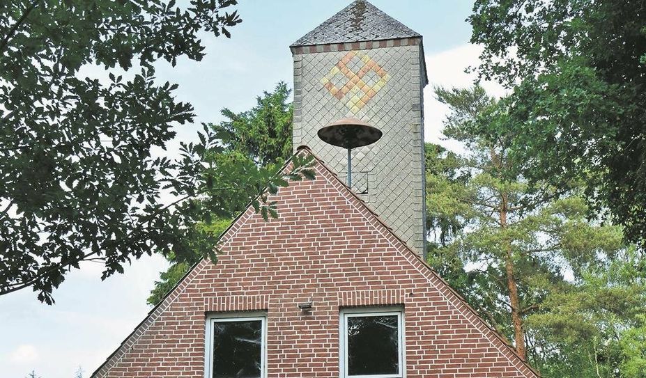 Das Hakenkreuz am Turm des ehemaligen Feuerwehrhauses vor der Malaktion der Ortsbürgermeisterin