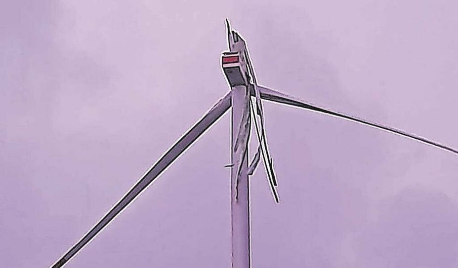 Alfstedt (red). Im Windpark Alfstedt ist am vergangenen Wochenende erneut der Flügel einer Windkraftanlage abgebrochen. Im September 2022 war genau das Gleiche an einer anderen Anlage passiert. Der Schaden wurde gerade erst behoben, nachdem sich der Landkreis eingeschaltet hatte. Die Alfstedter Feuerwehr sperrte umgehend die Wege zum Windpark ab und bittet die Bevölkerung, keine abgerissenen Teile aufzuheben.