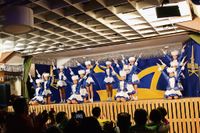 Die Besucher:innen erwartet ein tolles Bühnenprogramm in Schomakers Landgasthof - mit Musik, Tanz und mehr.