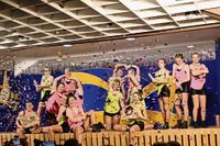 Die Besucher:innen erwartet ein tolles Bühnenprogramm in Schomakers Landgasthof - mit Musik, Tanz und mehr.