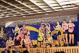 Die Besucher:innen erwartet ein tolles Bühnenprogramm in Schomakers Landgasthof - mit Musik, Tanz und mehr.