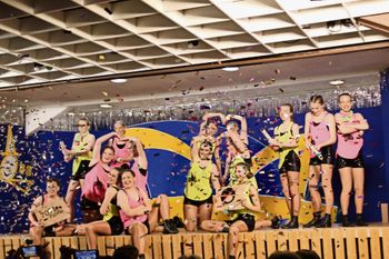 Die Besucher:innen erwartet ein tolles Bühnenprogramm in Schomakers Landgasthof - mit Musik, Tanz und mehr.