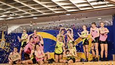 Die Besucher:innen erwartet ein tolles Bühnenprogramm in Schomakers Landgasthof - mit Musik, Tanz und mehr.