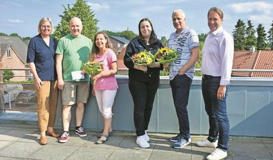 Bei der Preisvergabe freuten sich (v.l.n.r.) Anzeiger-Geschäftsführerin Anja Kalski, Einzelsieger Jürgen Tiedemann mit Begleitung Marlis Ohlrogge, Tochter Natalie und Vater Wiatscheslav Rein sowie Volksbank-Marketingleiter Jens Themsen.