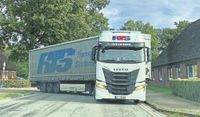 Dieser LKW hätte die offizielle Umleitung nehmen müssen, anstatt durchs Elmer Wohngebiet zu fahren.