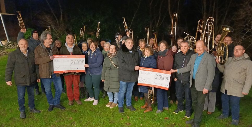 Volker Rosenfeld und Andreas von Glahn sind dankbar über die Unterstützung der beiden Kirchengemeinden und der Farvener Vereine.