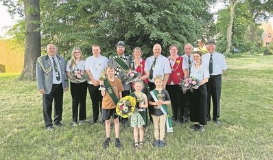 Gnarrenburg (red). Bei bestem Sonnenwetter feierte die Schützengesellschaft zu Gnarrenburg ihr 167. Schützenfest. Zuerst schoss die Jugendabteilung, bei der Jette Otten neue Jugendkönigin und Luca Rohr Jugendkönig wurde. Danach waren die Damen an der Reihe. Monica Böhrs holte sich den Titel. Bei den Herren im Anschluss hat Marvin Monsees den Sieg errungen. Bereits etwas früher haben die Kinder ihre Majestäten ermittelt. Das neue Kinderkönigspaar sins Milo Prillwitz und Jara Bargmann. Neue Kindervizekönige sind Ole Schöpper und Ella Wellbrock.