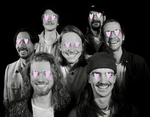 Man darf gespannt sein, wie sich die einmalige Musik von Feathers and Greed mit der Atmosphäre der Schmiede verbindet.