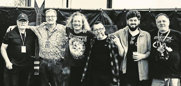 RockAvenue singen Stücke von AC/DC, Guns N‘Roses und den Toten Hosen.