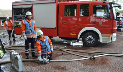 Jeder Handgriff sitzt bei den Feuerwehrmännern und -frauen bei den Hadler Feuerwehrtagen in Lamstedt. Volle Konzentration ist gefragt – denn es geht um Sekunden.