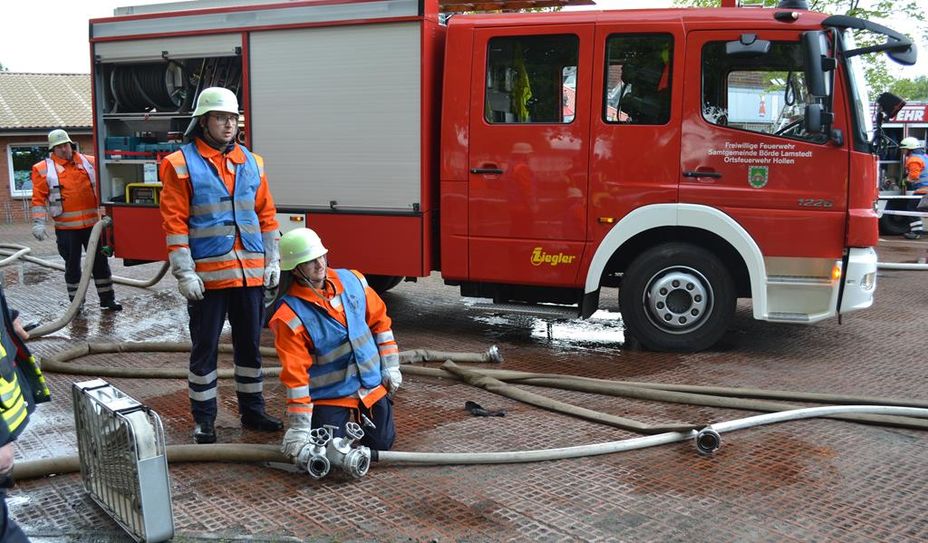 Jeder Handgriff sitzt bei den Feuerwehrmännern und -frauen bei den Hadler Feuerwehrtagen in Lamstedt. Volle Konzentration ist gefragt – denn es geht um Sekunden.