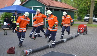 Jeder Handgriff sitzt bei den Feuerwehrmännern und -frauen bei den Hadler Feuerwehrtagen in Lamstedt. Volle Konzentration ist gefragt – denn es geht um Sekunden.