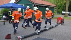 Jeder Handgriff sitzt bei den Feuerwehrmännern und -frauen bei den Hadler Feuerwehrtagen in Lamstedt. Volle Konzentration ist gefragt – denn es geht um Sekunden.