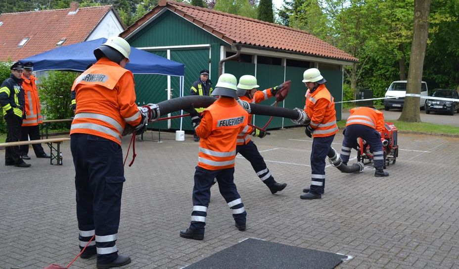 Jeder Handgriff sitzt bei den Feuerwehrmännern und -frauen bei den Hadler Feuerwehrtagen in Lamstedt. Volle Konzentration ist gefragt – denn es geht um Sekunden.