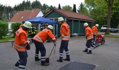 Jeder Handgriff sitzt bei den Feuerwehrmännern und -frauen bei den Hadler Feuerwehrtagen in Lamstedt. Volle Konzentration ist gefragt – denn es geht um Sekunden.