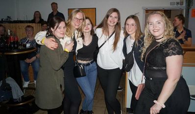 Diese Frauen hatten Glück, dass sie noch Karten bekommen hatten - die Tickets für den Frauenabend waren nämlich bereits nach 75 Minuten ausverkauft.