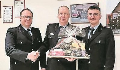 Kuhstedtermoor (eb). Ortsbrandmeister Frank Wellbrock (v. li.) bedankte sich kürzlich bei seinem Stellvertreter Andre Wrieden. Luca Fiedrich wird dessen Nachfolger, wenn er die entsprechenden Lehrgänge absolviert hat. Der stellvertretende Ortsbrandmeister Andre Wrieden stand nach zwölf Jahren nicht für eine weitere Wahlperiode zur Verfügung. Der Kassenwart Rolf Stelljes wurde einstimmig wiedergewählt. Neuer Kassenprüfer ist Kilian Wellbrock.