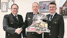 Kuhstedtermoor (eb). Ortsbrandmeister Frank Wellbrock (v. li.) bedankte sich kürzlich bei seinem Stellvertreter Andre Wrieden. Luca Fiedrich wird dessen Nachfolger, wenn er die entsprechenden Lehrgänge absolviert hat. Der stellvertretende Ortsbrandmeister Andre Wrieden stand nach zwölf Jahren nicht für eine weitere Wahlperiode zur Verfügung. Der Kassenwart Rolf Stelljes wurde einstimmig wiedergewählt. Neuer Kassenprüfer ist Kilian Wellbrock.