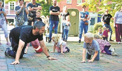 Thomas Witassek tanzte auf allen Vieren mit den Kindern.