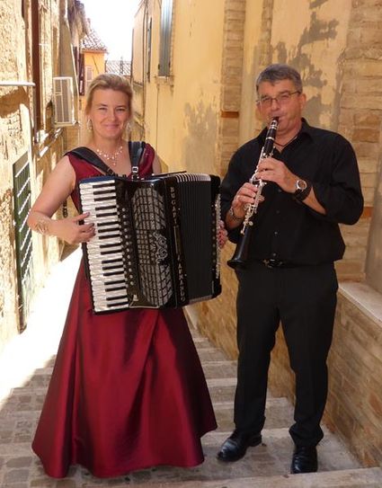 Meike Salzmann und Ulrich Lehna mit ihren Instrumenten, deren Klänge beim Spielen miteinander verschmelzen.