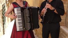 Meike Salzmann und Ulrich Lehna mit ihren Instrumenten, deren Klänge beim Spielen miteinander verschmelzen.