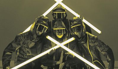 Die Brodas Bros tauchen das Publikum mit ihren LED-Kostümen in eine Welt voller Farben.