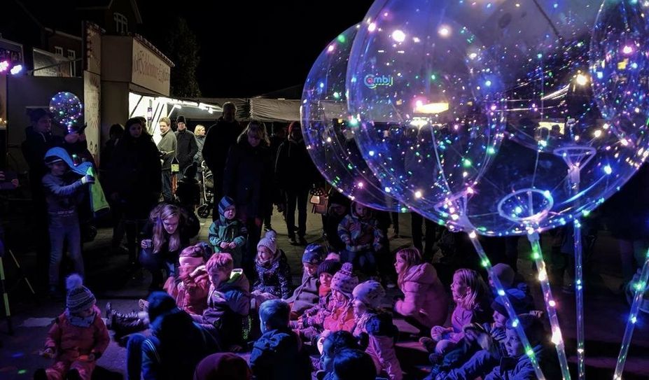 Viel zu entdecken gibt es für Klein und Groß auf dem Lichterfest. Fotos: Archiv/khe