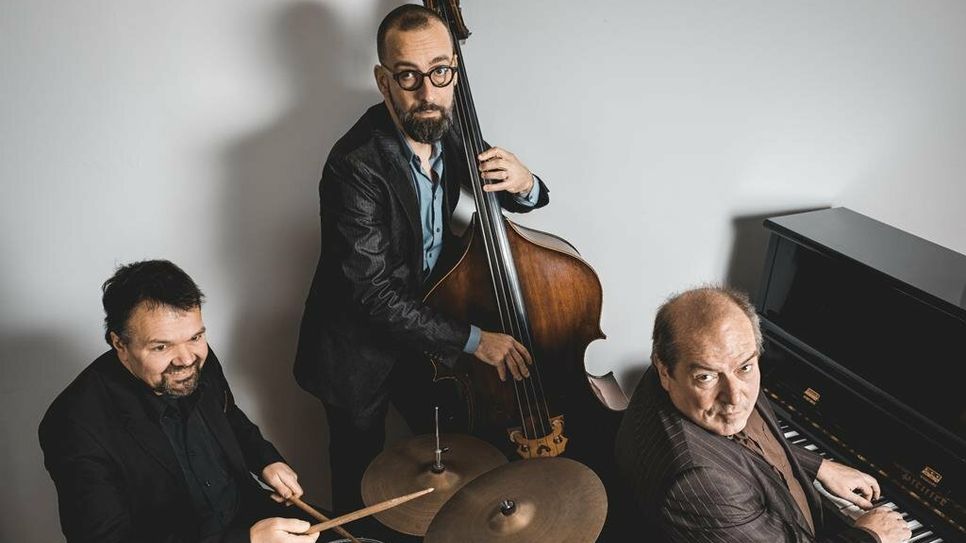 Das Klaus Möckelmann Trio steht am 27. November gemeinsam mit Nachwuchsmusiker:innen auf der Bühne. Foto Mark Wetjen