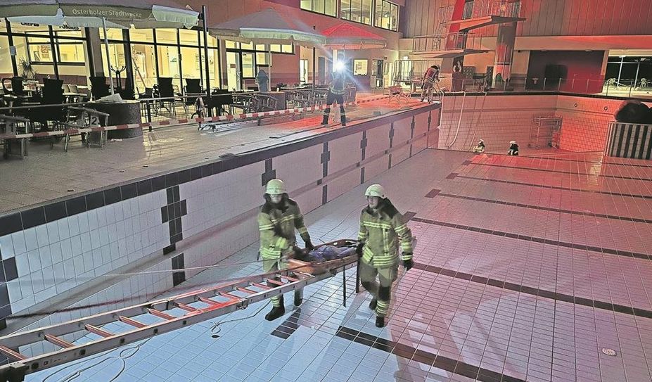 Anspruchsvolle Rettungsaktion: Zwei „Vermisste“ musste aus dem vier Meter tiefen Teil des leeren Schwimmbeckens geborgen werden. Foto: Feuerwehr Osterholz-Scharmbeck