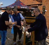 Freibier für alle hieß es nach dem zeitaufwendigen Anstich. (von links) Vorstandsmitglied Torsten Taxius, Bürgermeister Guido Dieckmann und Landrat Thorsten Krüger packten kräftig mit an.