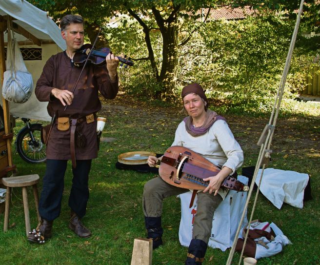 Mit Fidel und Drehleierunterwegs  Die ‚‚Helden in Lumpen'' spielten beim Mittelaltermakt. Alle Fotos Heins