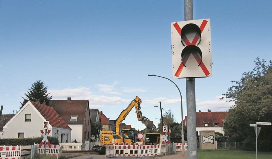 Spätestens am 16. November soll die Sperrung der Bahnübergänge Pennigbütteler Straße und Ahrensfelde wieder aufgehoben werden.