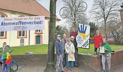 Das Team des Friedensbündnisses steht weiterhin jeden Dienstag auf dem Scharmbecker Marktplatz.