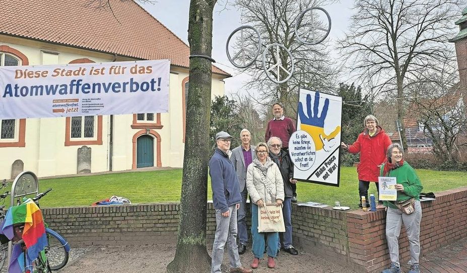 Das Team des Friedensbündnisses steht weiterhin jeden Dienstag auf dem Scharmbecker Marktplatz.