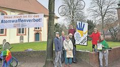 Das Team des Friedensbündnisses steht weiterhin jeden Dienstag auf dem Scharmbecker Marktplatz.
