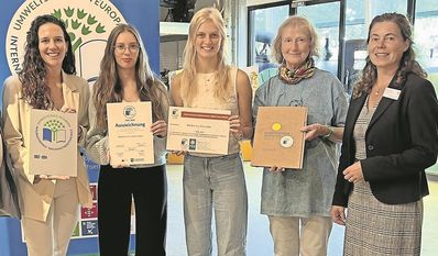 Die Schülerinnen und Lehrkräfte freuen ich über die Auszeichnung und präsentieren sie stolz.
