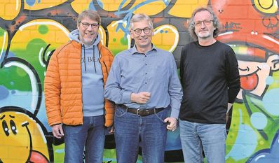 Prof. Dr. Carsten Konrad (Mitte) mit Andreas von Glahn (rechts) und Kassenwart Uwe Schradick vom Bündnis gegen Depressionen.