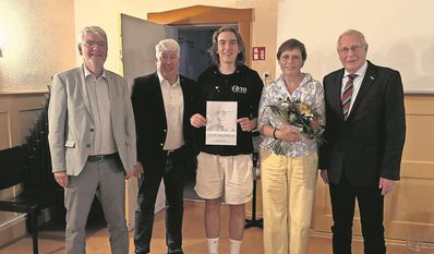 Sowohl der Vorstand der Bürgerstiftung als auch die Scharmbecker Speeldeel freuen sich über den Preis.