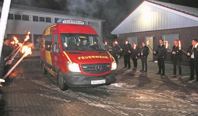 Bei der Ankunft am Feuerwehrhaus warteten die Mitglieder bereits auf das Führungsduo.