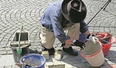 Gunter Demnig, der Initiator des Projektes, hat bereits einige Stolpersteine in Zeven verlegt.