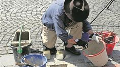 Gunter Demnig, der Initiator des Projektes, hat bereits einige Stolpersteine in Zeven verlegt.