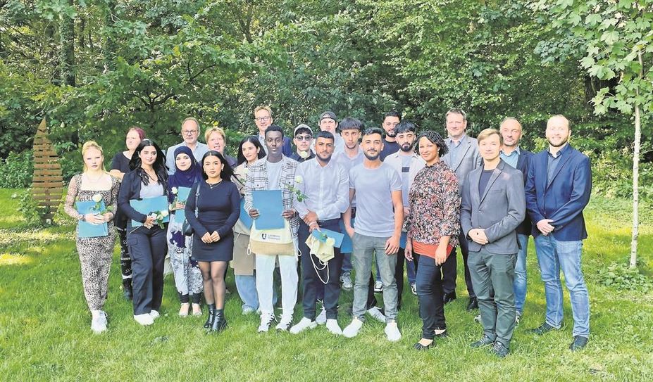 Sie haben es geschafft - die Absolventen des Hauptschulabschlusskurses halten ihr Zeugnis in den Händen.