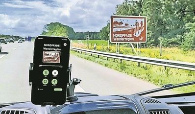 Zwei Schilder an der Autobahn weisen auf die „NORDPFADE“ hin. Via App werden passend dazu kurze Texte abgespielt.