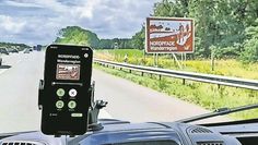 Zwei Schilder an der Autobahn weisen auf die „NORDPFADE“ hin. Via App werden passend dazu kurze Texte abgespielt.