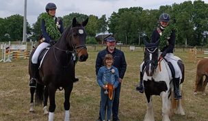 Die amtierenden Majestäten: (v. l.) Simone Heins, Svea Klintworth und Marika Breuer mit dem 1. Vorsitzenden Holger Brandt.