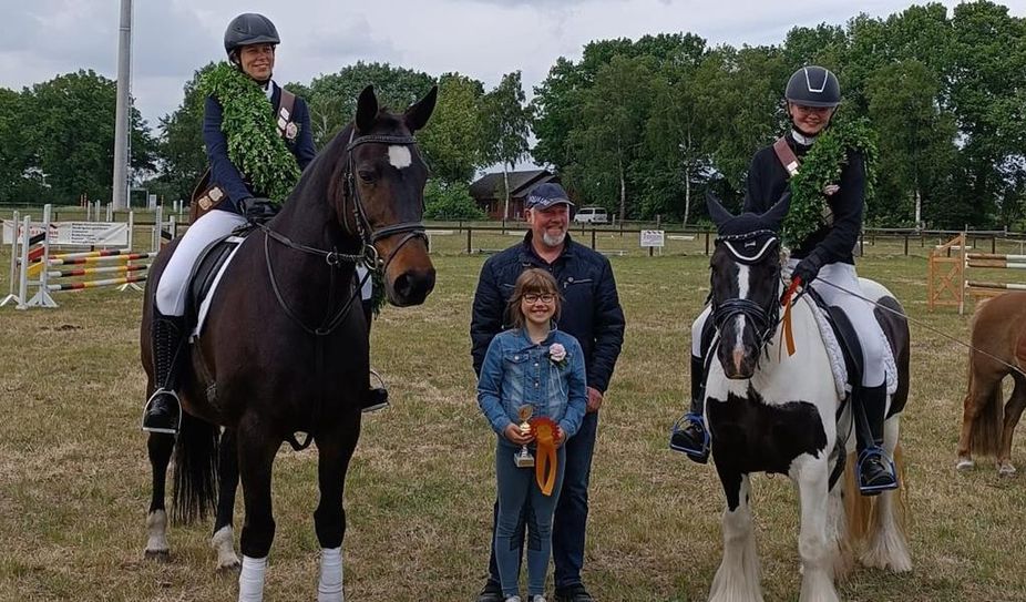 Die amtierenden Majestäten: (v. l.) Simone Heins, Svea Klintworth und Marika Breuer mit dem 1. Vorsitzenden Holger Brandt.